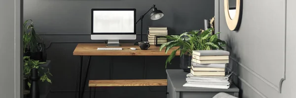 Computadora Escritorio Moderna Una Pila Libros Una Lámpara Escritorio Industrial — Foto de Stock