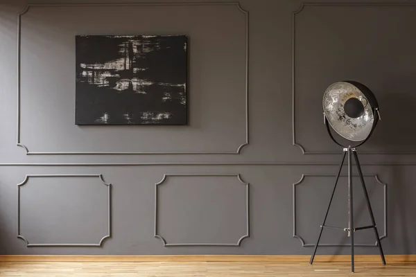 黑色绘画在灰色墙壁与塑造在黑暗的公寓内部与灯 真正的照片 在这里粘贴您的沙发 — 图库照片