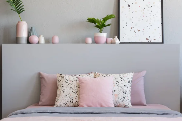 Almohadas Rosadas Estampadas Cama Con Cabecera Interior Del Dormitorio Gris — Foto de Stock