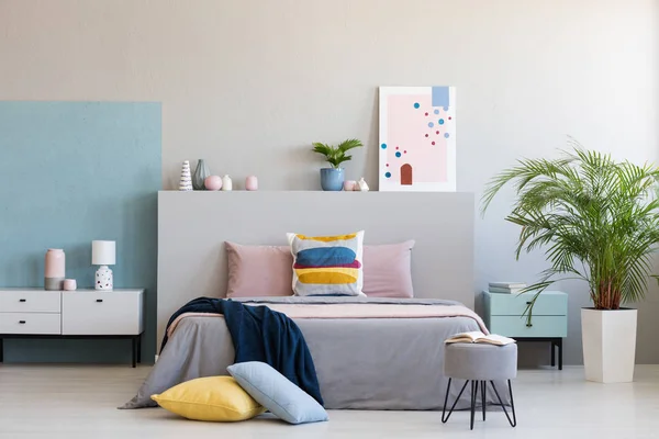Almohadas Colores Cama Gris Interior Del Dormitorio Moderno Con Póster — Foto de Stock