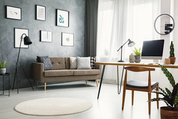 Stuhl Schreibtisch Mit Desktop Computer Grauen Innenraum Mit Braunem Sofa — Stockfoto