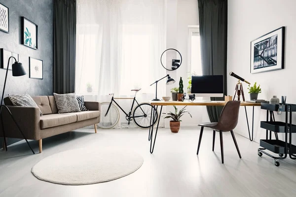Interior Moderno Escritório Casa Com Uma Grande Janela Sofá Bicicleta — Fotografia de Stock