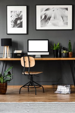 Mockup posterler gri duvar ahşap ev ofis içi boş bilgisayar monitörü'nün