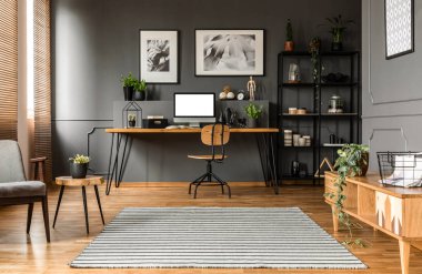 Ahşap dolap gri oturma odası iç çalışma alanı ile. Mockup bilgisayar monitörü'nün