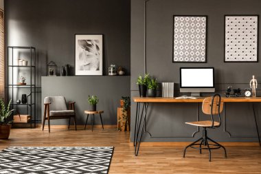 Mockup gri açık alan iç posterler ile bilgisayar monitörü masası, ahşap sandalye