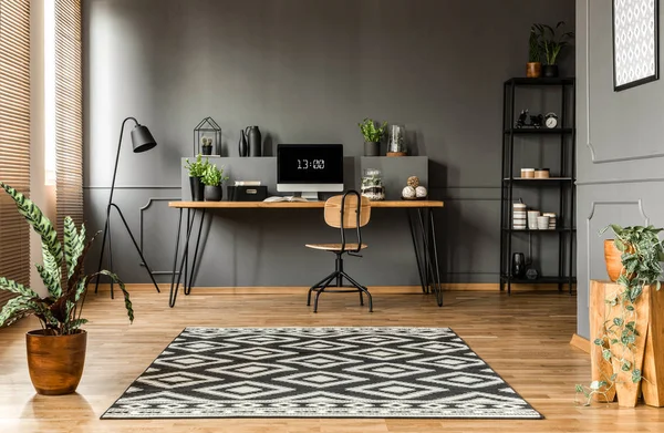 Gemusterter Teppich Und Pflanzen Skandinavischen Homeoffice Interieur Mit Holzstuhl Schreibtisch — Stockfoto