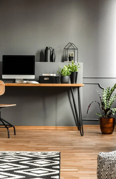 Pflanze Neben Holztisch Mit Computermonitor Grauem Scandi Home Office Interieur — Stockfoto