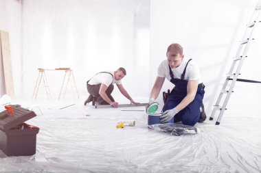 Ev yenileme mürettebat iç araç kutusu ve merdiven ile çalışma