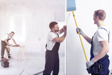 Ressam rulo iç yeniden dekore ederken bir duvar mavi boyama