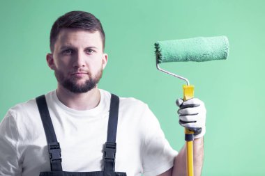 Rulo iç yeşil duvar karşı profesyonel ressam