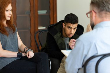 Çok kültürlü bir grup insan dertlerini bir danışmanla konuşmak