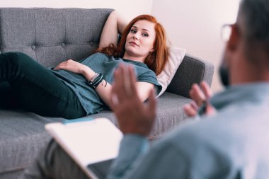 Genç kız kanepede onu psikiyatriste konuşurken yalan