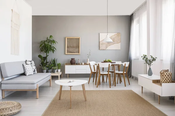 Weißer Tisch Auf Braunem Teppich Wohnzimmer Mit Grauem Sofa Und — Stockfoto