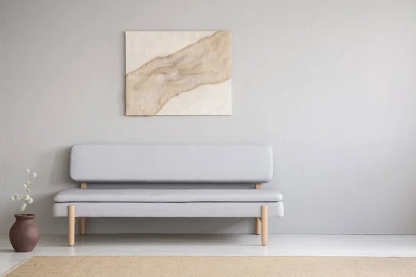 Pintura Sobre Sofá Gris Interior Sala Estar Mínima Con Espacio — Foto de Stock