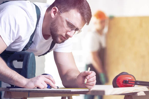 Carpintero Con Proyecto Dibujo Lápiz Pedazo Madera Mientras Está Trabajo — Foto de Stock