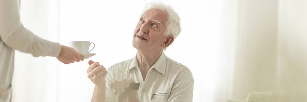 Panorama Eines Glücklichen Älteren Mannes Mit Gehstock Der Tee Trinkt — Stockfoto