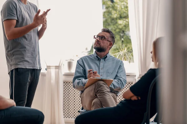 Psychotherapeut Beluisteren Van Zijn Patiënt Bekentenis Tijdens Groepstherapie — Stockfoto