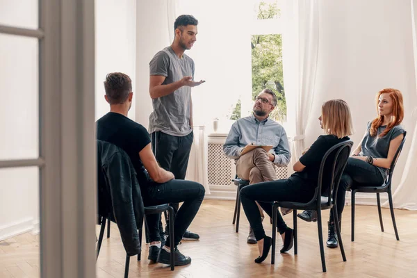 Homem Espanhol Conversando Com Adolescentes Rebeldes Durante Reunião Grupo Apoio — Fotografia de Stock