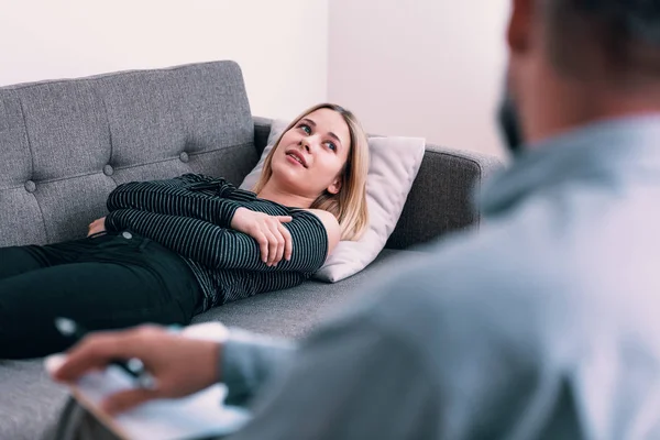 Jovem Com Depressão Ouvindo Psicoterapeuta Durante Reunião — Fotografia de Stock