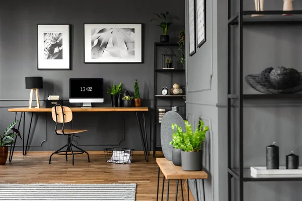 Plantas Mesa Madeira Interior Escritório Casa Cinza Com Cartazes Acima — Fotografia de Stock