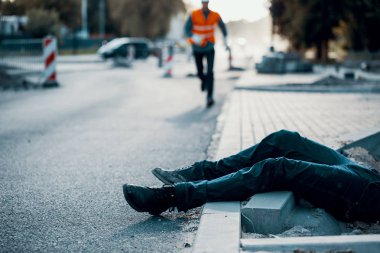 Roadworks bir kazadan sonra sokakta ölü kişi. Sağlık ve güvenlik ile uyumsuzluk sonucu