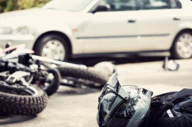 Bir araba ile trafik kazasından sonra yolda ölü motosikletçi