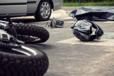 Motosiklet ve kask tehlikeli trafik kazasından sonra sokakta