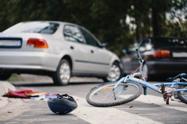 Çocuk bisiklet ve yaya geçidi sarhoş araba sürücüsü ile çarpışma sonra kask