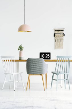 Dizüstü bilgisayar ve bitki parlak çalışma alanı iç lamba ile ahşap masa sandalyeler. Gerçek fotoğraf