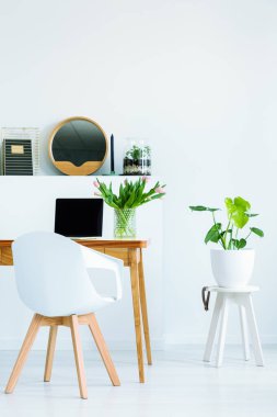 Resepsiyon ile mockup laptop aydınlık oturma odası iç boş duvar ile gerçek fotoğraf uzak iş bekliyor beyaz sandalye