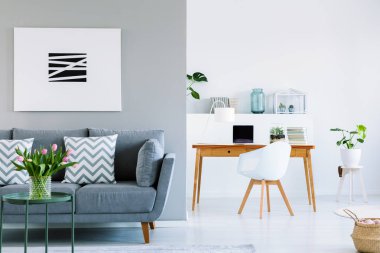 Mavi koltuk sandalye masa laptop ile iç desenli yastıklar ile yukarıdaki resim. Gerçek fotoğraf