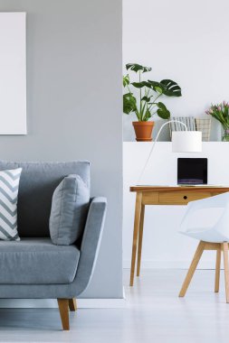 Mavi kanepe yastık beyaz sandalye ahşap masa ile parlak iç ile. Gerçek fotoğraf