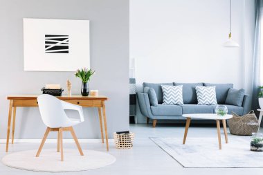 Beyaz sandalye ahşap masa daire iç resim ve kanepeli daktilo ile. Gerçek fotoğraf