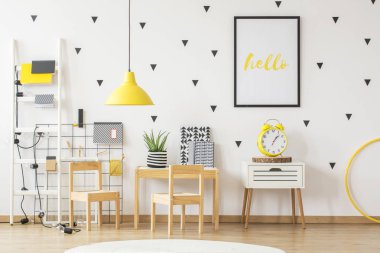 Poster saati dolabı ahşap masa ve sandalyeler SCANDI çocuğun odası iç yanında yukarıda. Gerçek fotoğraf