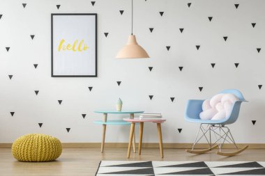 Beyaz yastık mavi desenli çocuk odası iç poster ve sarı kabarık ile sandalyede. Gerçek fotoğraf