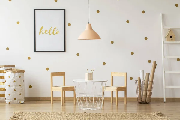 表とポスターと金の子供の室内の木製の椅子の上パステル調のランプ 実際の写真 — ストック写真