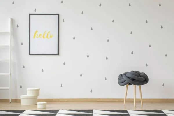 Affiche Sur Papier Peint Dans Chambre Adolescent Intérieur Avec Tabouret — Photo