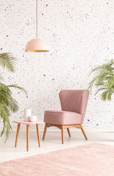 Rosafarbene Lampe Über Holztisch Und Sessel Pastellfarbenen Wohnzimmer Mit Pflanzen — Stockfoto