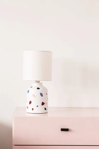 Lámpara Con Dibujos Gabinete Color Rosa Pastel Contra Pared Blanca —  Fotos de Stock