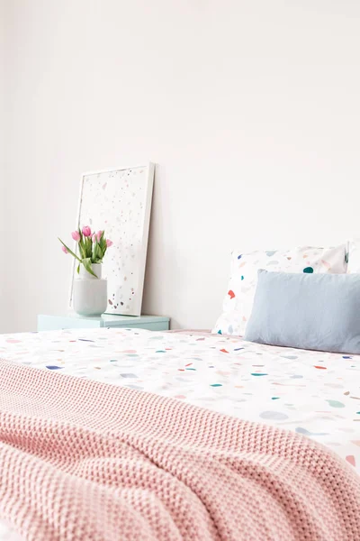 Różowy Kocyk Łóżku Wzorzystej Blachy Niebieskie Poduszki Sypialni Wnętrze Kwiatami — Zdjęcie stockowe