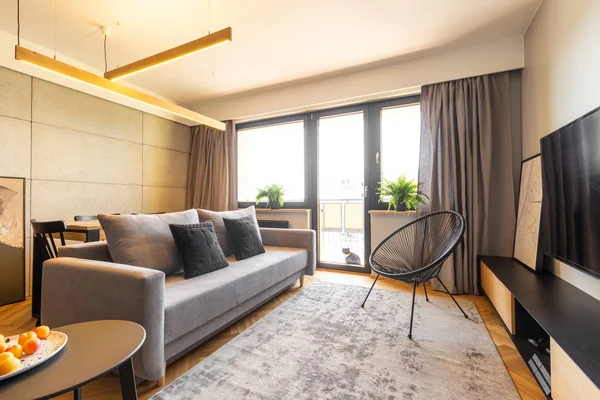 Sessel Auf Teppich Und Graues Sofa Hellen Wohnzimmer Mit Balkon — Stockfoto