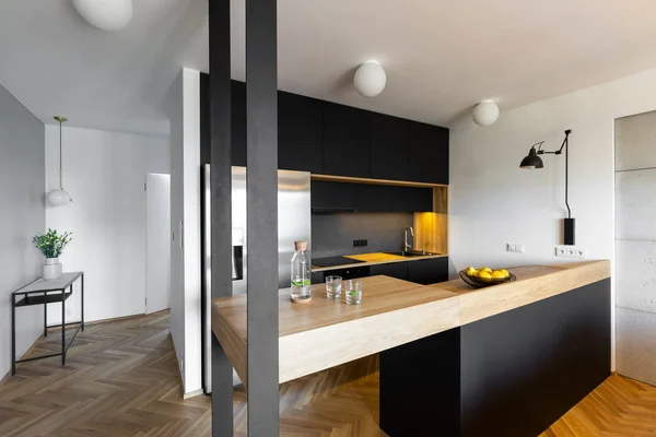 Beige Countertop Zwart Wit Keuken Interieur Van Huis Met Bloemen — Stockfoto