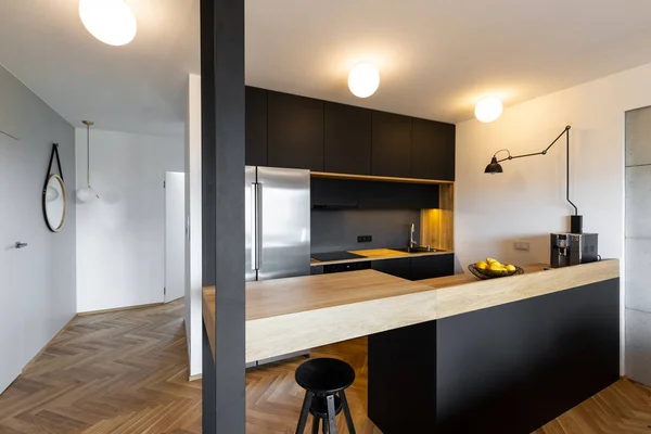 Taburete Bajo Encimera Beige Interior Cocina Negro Con Luces Lámpara — Foto de Stock