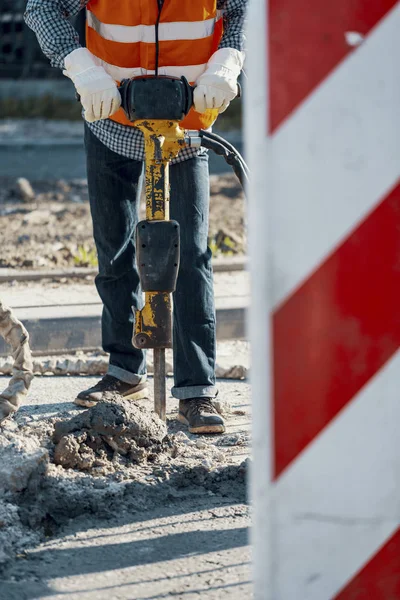Trabajador Chaleco Reflectante Con Taladro Reparando Asfalto Durante Obras Carretera — Foto de Stock