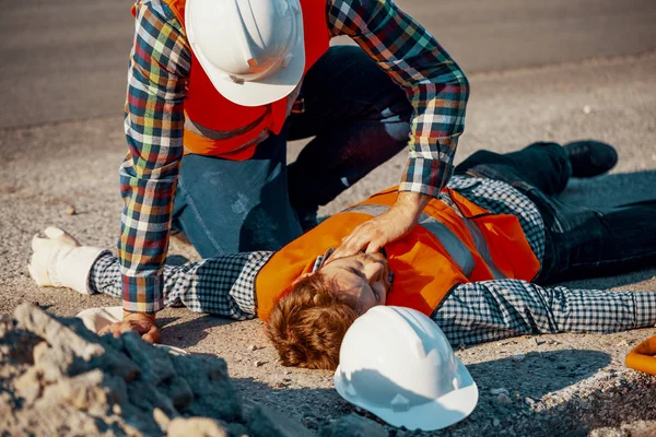 Worker White Helmet Checking Life Functions Injured Man Roadworks — Stock Photo, Image