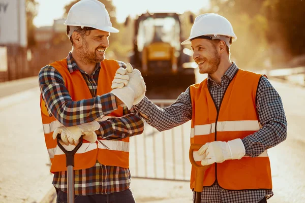 Collaboratori Sorridenti Giubbotti Riflettenti Caschi Bianchi Dopo Lavori Stradali — Foto Stock