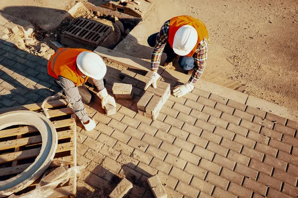 High Angle Workers White Helmets Arranging Paving Stones — Stock Photo, Image
