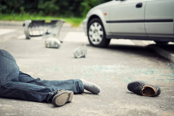 路上で車にはね交通事故の犠牲者 — ストック写真