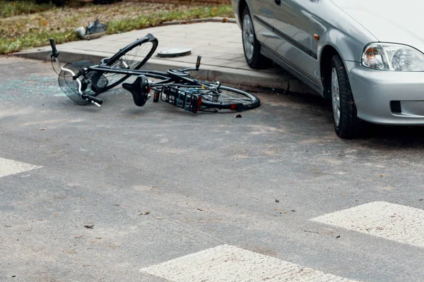 Сломанный Велосипед Автомобиль Дороге После Опасного Столкновения — стоковое фото