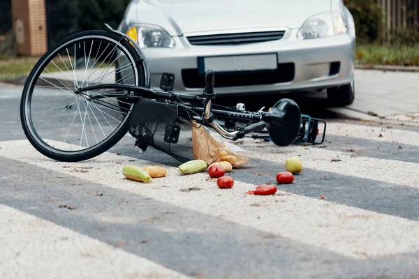 Śmiertelny Wypadek Między Rowerów Przejście Dla Pieszych Samochodów — Zdjęcie stockowe